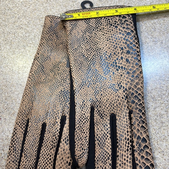 Snake 🐍 look GLOVES 🧤 BLACK AND BROWN LOVE ❤️ THE FAUX SNAKE SKIN LOOK. - Picture 3 of 6